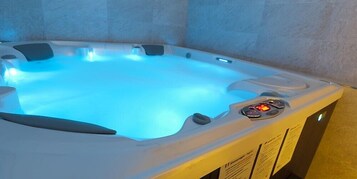 Indoor spa tub