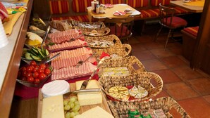 A buffet with various cheeses, meats, and fruits. - Pension Alpenrose (Zell am See)