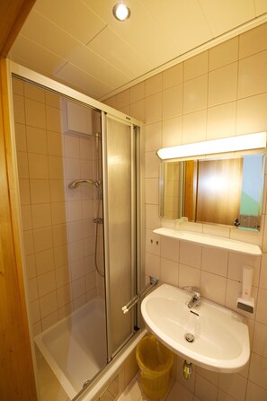Dusj, hårføner og håndklær
