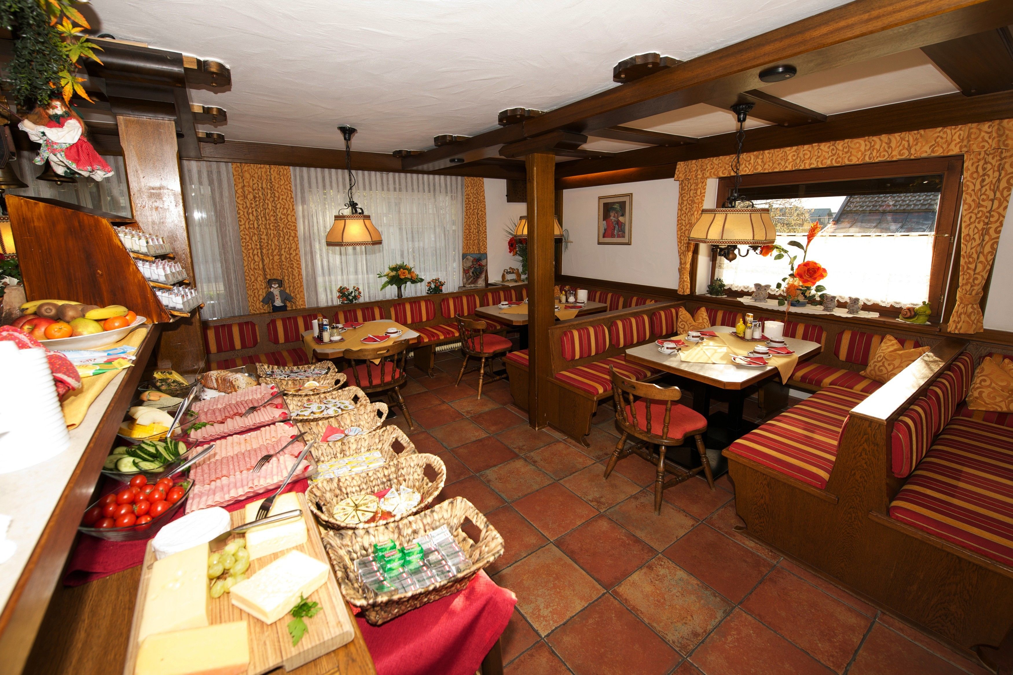 Café da manhã com buffet todos os dias (EUR 18 por pessoa) 