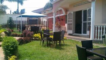 Breakfast, lunch, dinner served; local and international cuisine