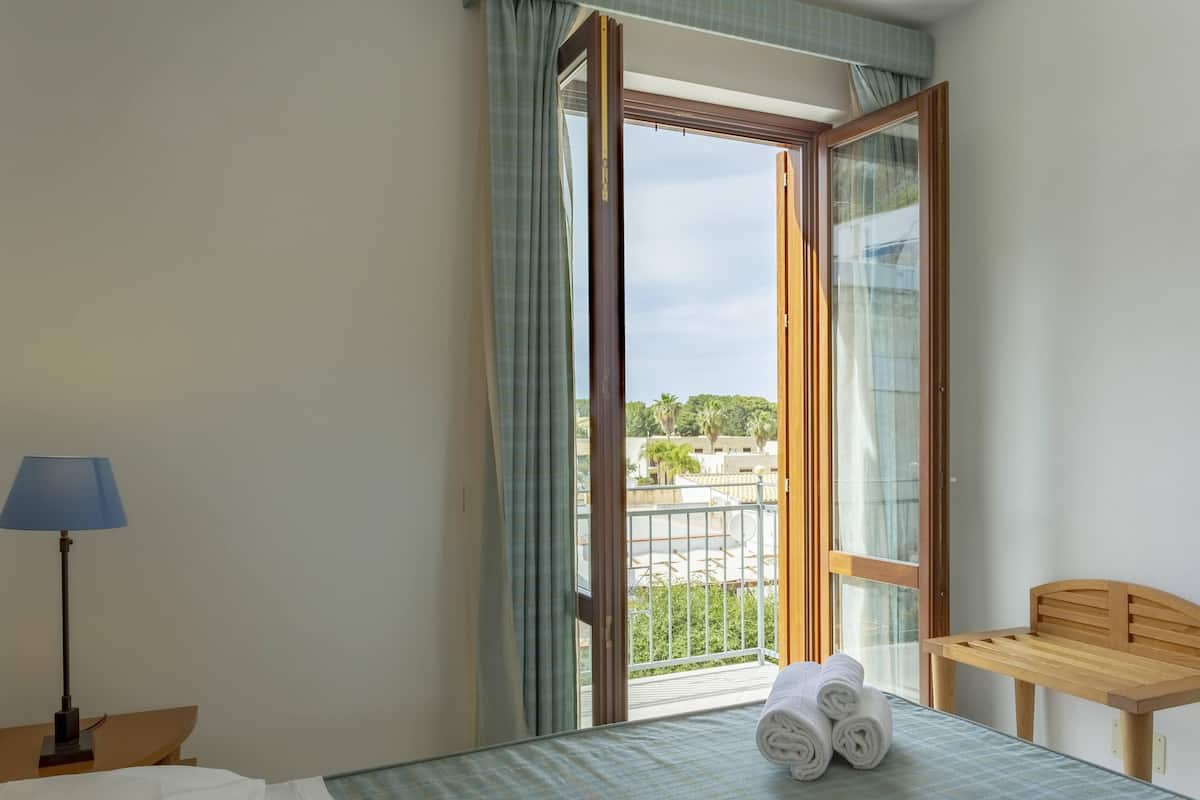 Camera doppia, 1 letto king, balcone, vista oceano parziale | 1 camera, biancheria da letto di alta qualità, copriletto in piuma