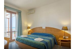 Ropa de cama de alta calidad, cubrecamas y minibar 