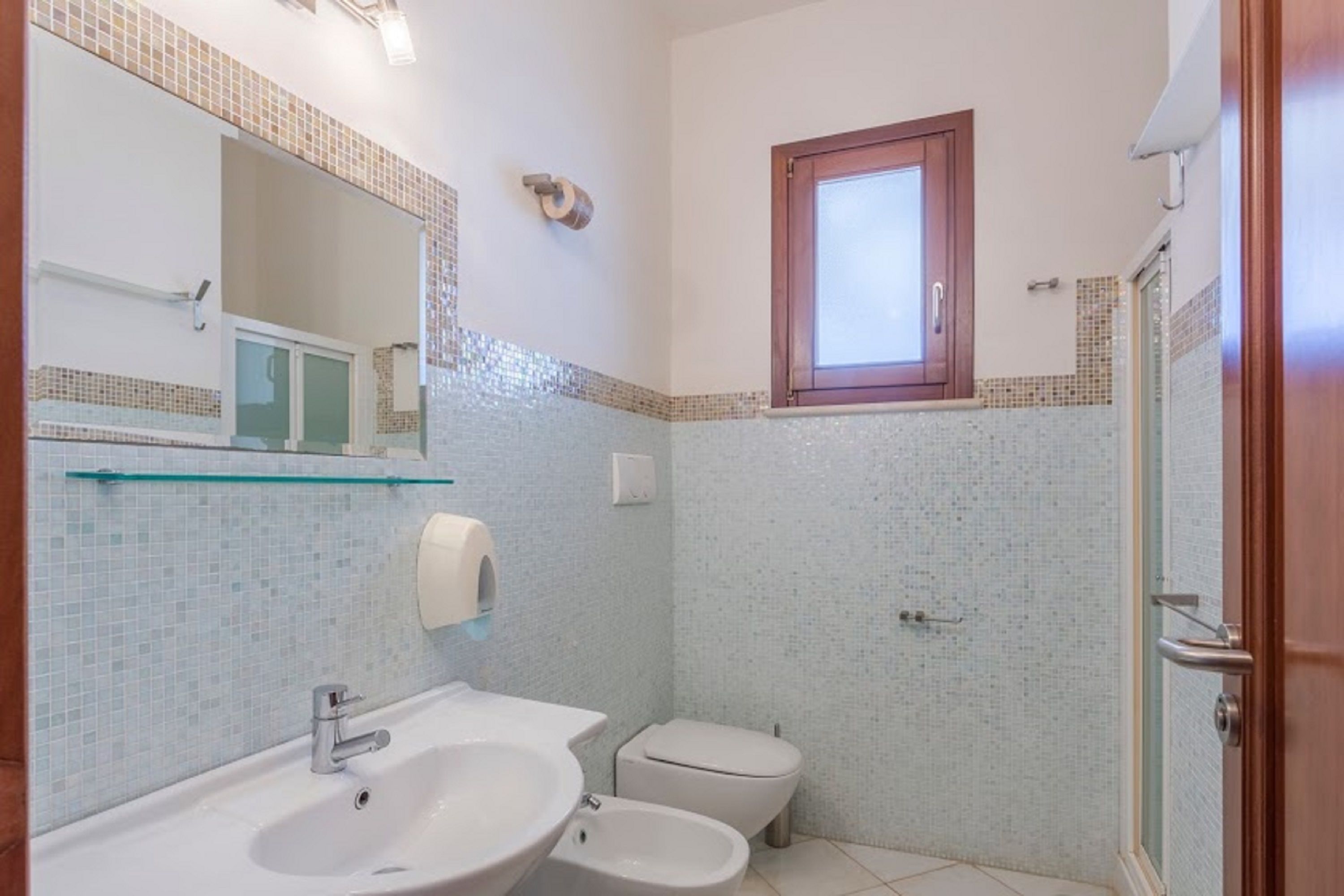 shower, free toiletries, hair dryer, bidet