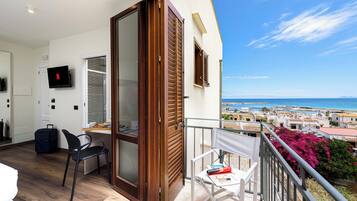 Doppelzimmer, 1 King-Bett, Balkon, eingeschränkter Meerblick | Hochwertige Bettwaren, Daunenbettdecken, Minibar, Zimmersafe