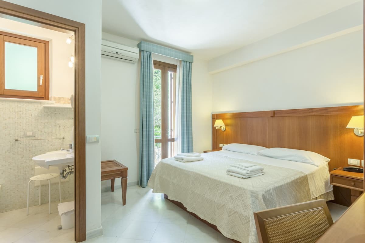 Doppia Standard, balcone, vista montagna | 1 camera, biancheria da letto di alta qualità, copriletto in piuma