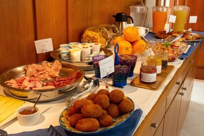 Café da manhã com pratos da culinária local grátis todos os dias