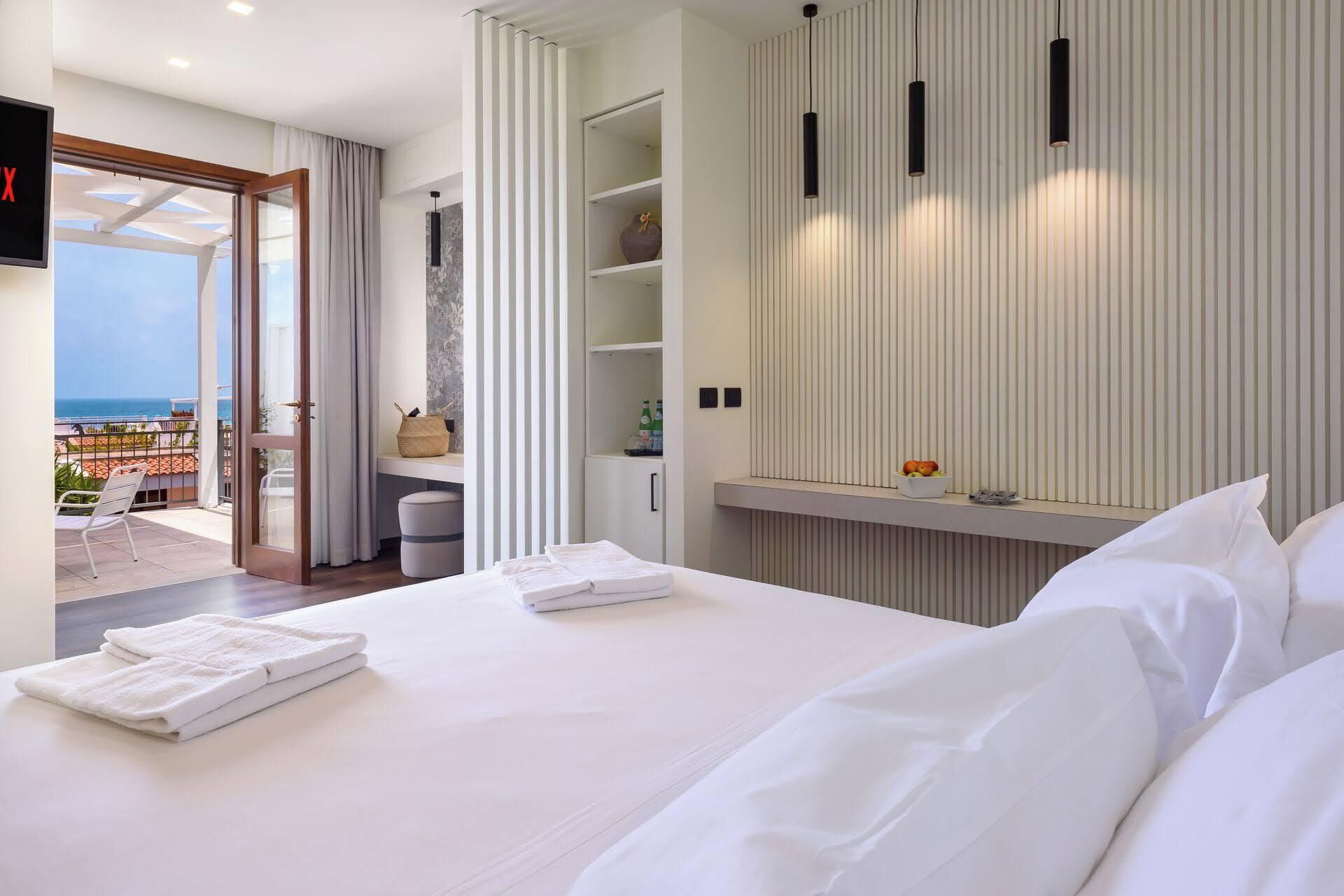 Chambre supérieure, non-fumeur, vue sur la mer | Literie de qualité, couette en duvet, minibar, coffre-fort