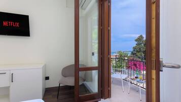 Phòng Suite Junior, không hút thuốc, quang cảnh một góc biển | Bộ đồ giường cao cấp, chăn bông, minibar, két bảo mật tại phòng