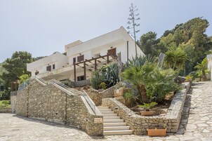 Un edificio moderno con una escalera de piedra que lleva a un balcón.