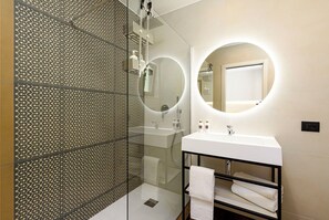 Quarto casal standard, sacada, vista para a montanha | Roupas de cama premium, edredons de pluma, frigobar, cofres nos quartos