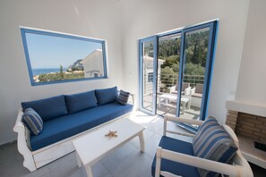 Villa, alberca privada (1) | Sala de estar | Televisión de pantalla plana y chimenea