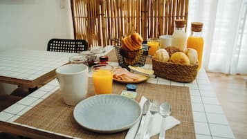 Desayuno continental diario (EUR 5 por persona)