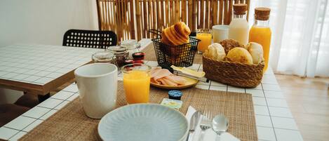Daily continental breakfast (EUR 5 per person)