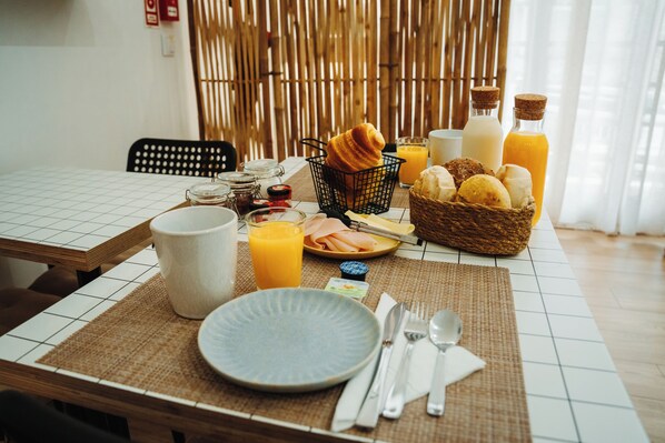 Petit déjeuner continental (5 EUR par personne)