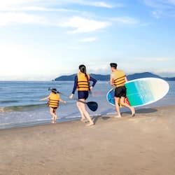 Una spiaggia nelle vicinanze, lettini da mare, ombrelloni