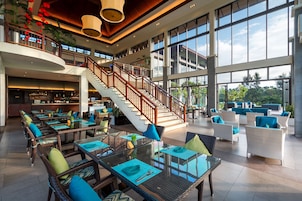 9 restaurants, breakfast, lunch served; local and international cuisine