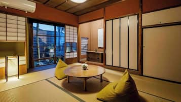 Rumah Tradisional, 3 kamar tidur, dapur, pemandangan kebun | 3 kamar tidur, brankas, dan didekorasi berbeda-beda