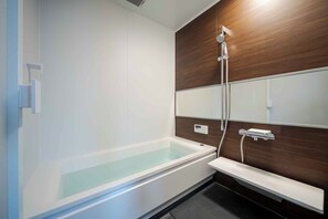 Traditional-Haus, 3 Schlafzimmer, Küche, Gartenblick | Badezimmer | Badewanne und Dusche (separat), Komfortbadewanne