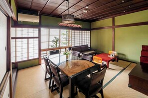 Traditional House, 3 Bedrooms, Kitchen, Garden View | Living room | Flat-screen TV - Hisago (Kanazawa)