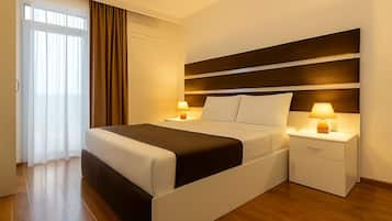 Deluxe-Suite, Verbindungszimmer, Stadtblick | 1 Schlafzimmer, Bettwäsche aus ägyptischer Baumwolle