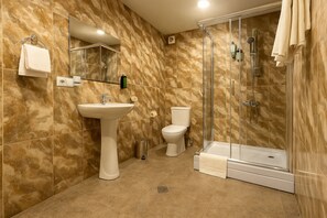 Suite Deluxe, camere comunicanti, vista città | Bagno | Combinazione doccia/vasca, set di cortesia gratuito, asciugacapelli