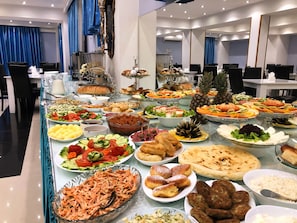 Free daily buffet breakfast