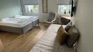 Desk, blackout curtains, soundproofing, free WiFi - Hotell Munkeröd (Stenungsund)