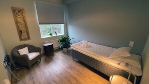 Quarto solteiro | Escrivaninha, cortinas blackout, quartos à prova de som