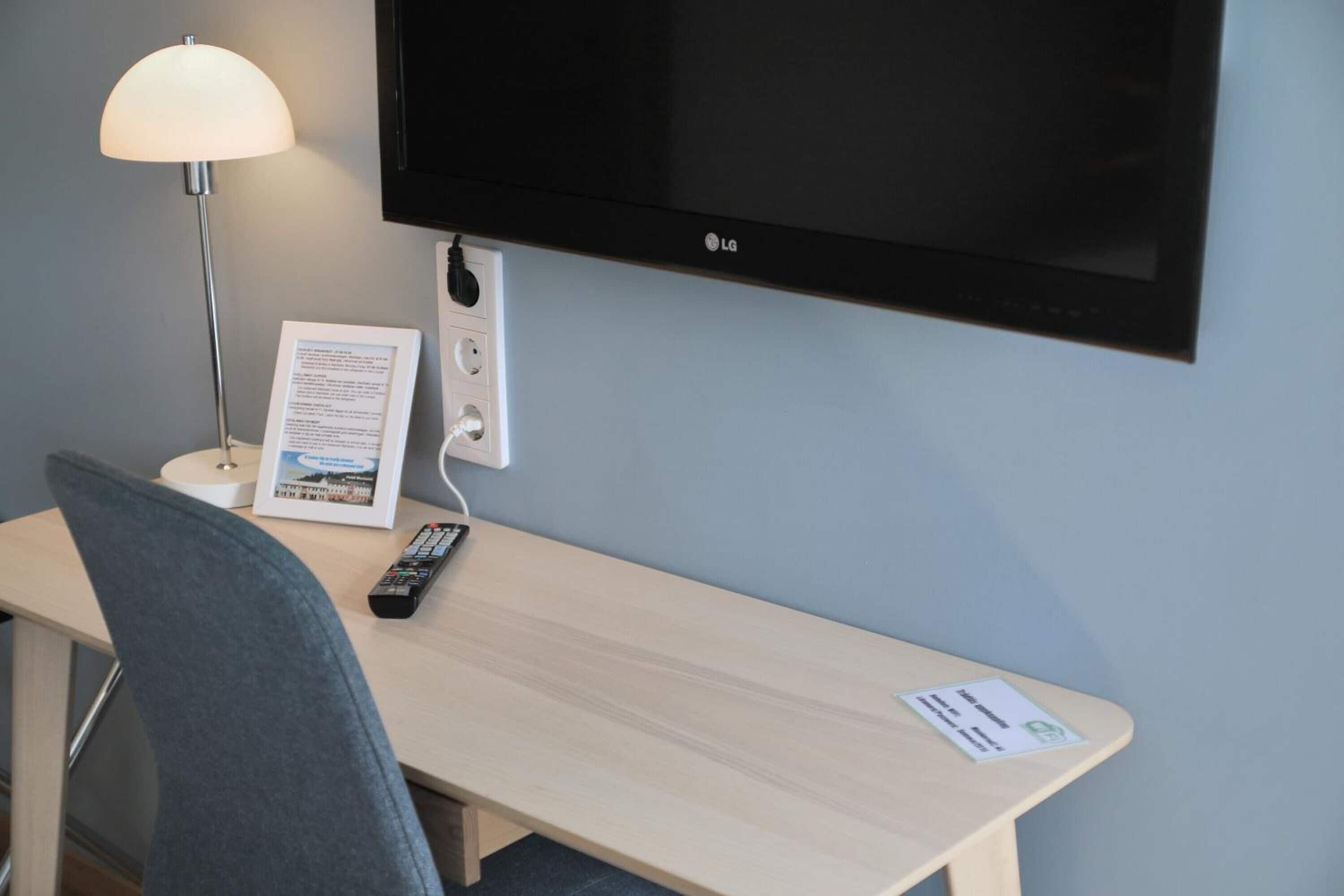 Schreibtisch, Verdunkelungsvorhänge, schallisolierte Zimmer