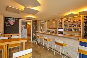 Bar (trong khuôn viên)