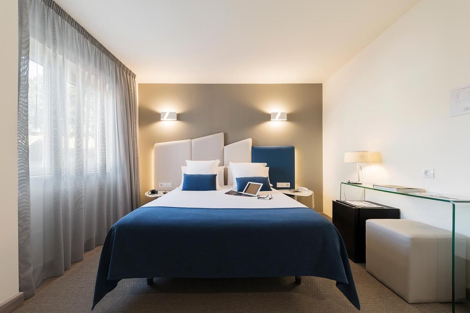 Ylelliset vuodevaatteet, minibaari, tallelokero huoneessa, työpöytä