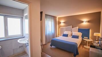 Hochwertige Bettwaren, Minibar, Zimmersafe, Schreibtisch