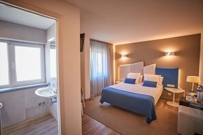 Sengetøy av topp kvalitet, minibar, safe på rommet og skrivebord