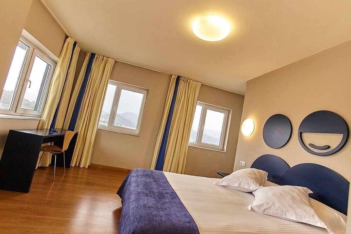 Sengetøy av topp kvalitet, minibar, safe på rommet og skrivebord