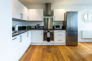 Departamento ejecutivo, 2 habitaciones | Cocina privada | Refrigerador, microondas, horno y lavavajillas 