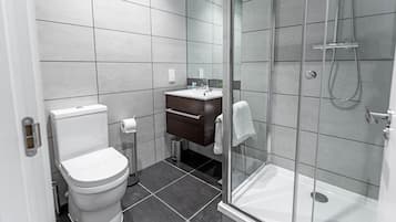 Executive Apartment, 2 Bedrooms | Bathroom | Combined shower/bathtub, free toiletries, hair dryer, towels