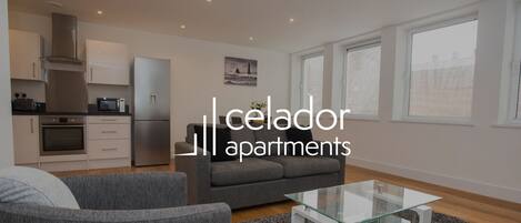 Departamento ejecutivo, 2 habitaciones | Ćrea de sala de estar | Televisión de pantalla plana