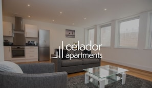 Departamento ejecutivo, 2 habitaciones | Área de sala de estar | Televisión de pantalla plana 