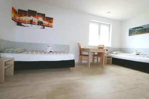 Schreibtisch, Verdunkelungsvorhänge, Bügeleisen/Bügelbrett