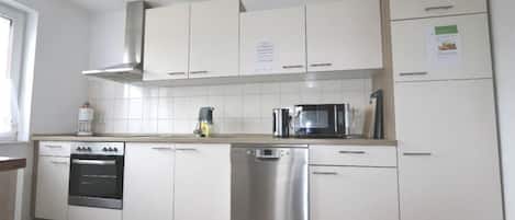 Refrigerador, microondas, cafetera y tetera y tetera eléctrica