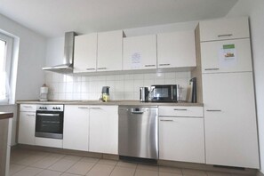 Kühlschrank, Mikrowelle, Wasserkocher mit Kaffee-/Teezubehör