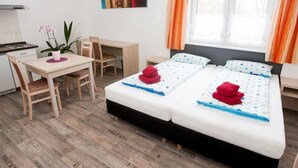 A bedroom with a bed, a desk, and a chair. - Penny-Pension (Gross Twulpstedt)