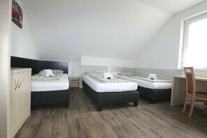 Escritorio, cortinas blackout y tabla de planchar con plancha 