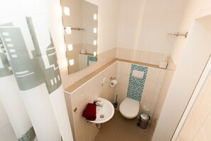 Douche, sèche-cheveux, serviettes fournies, shampoing