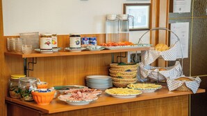 Ein Buffet mit verschiedenen Speisen und Geschirr.