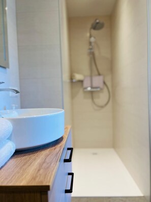 Haartrockner, Handtücher, Seife, Toilettenpapier