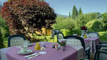 Habitación básica doble, para no fumadores, vista a la montaña | Terraza o patio