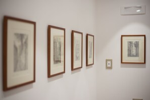 A gallery with framed artworks on the wall. - Residenza Il Campanile (Sorrento)