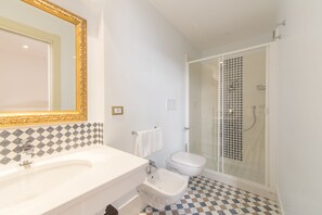 Doppia Superior | Bagno | Doccia, set di cortesia gratuito, asciugacapelli, accappatoio